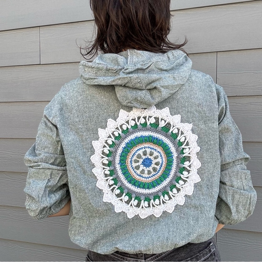 Light hoodie with crochet